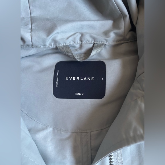 Everlane The ReNew Windbreaker Jacket in Sage Green - Picture 3 of 4